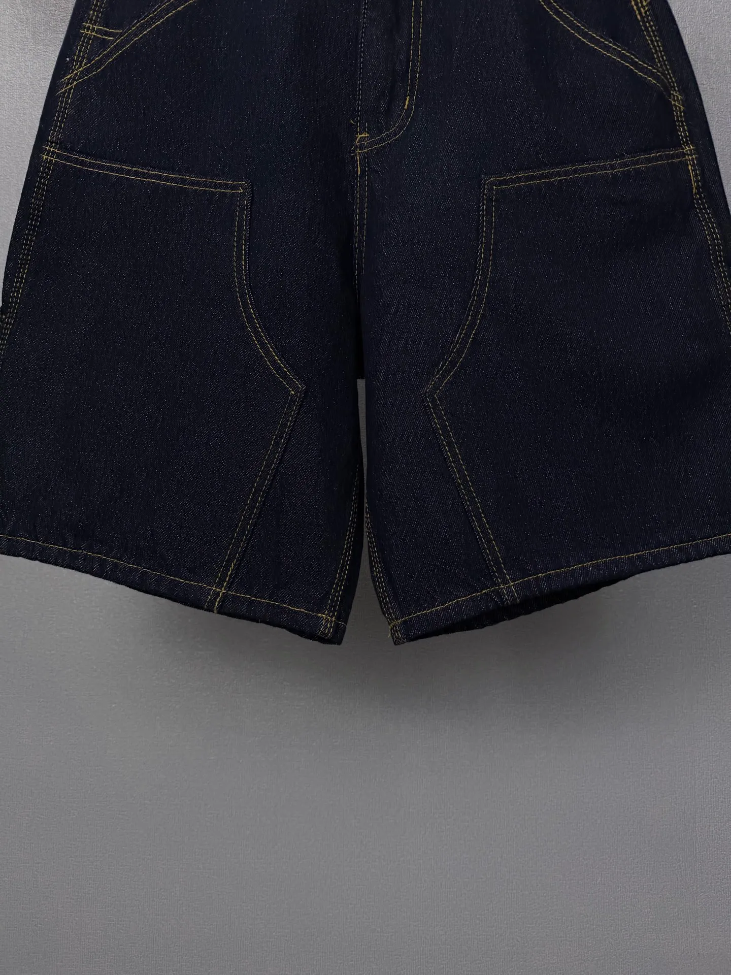 Carhartt 2026 New Arrival Denim Solid Color Logging Couple Style Washed Loose Denim Shorts High Version High Version Original customized denim fabric, Internet celebrity Same Style original pulp denim fabric, spliced ​​loose version, full-body solid color simple design, very high-end and stylish! The fabric feels very comfortable and these are super Versatile and beautiful denim shorts! ! Complete with three standards, Same Style for men and women 👫Must-have item Color: Dark Blue Size: 28, 30, 32, 34, 36 (five sizes)